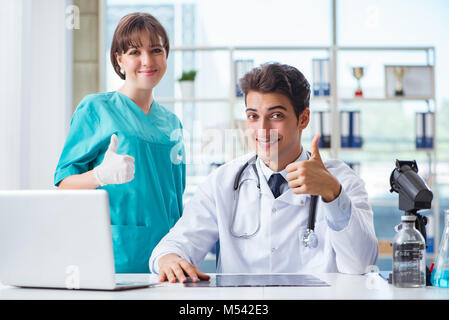 Due medici avendo discussioni in ospedale Foto Stock
