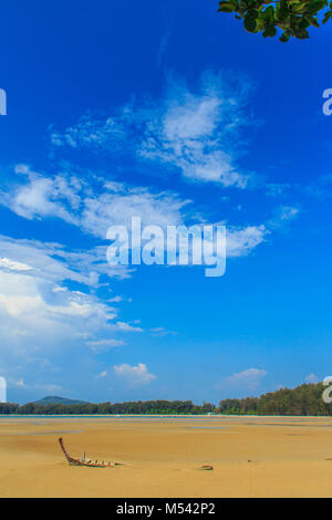 Relitto vecchia barca da pesca sepolto nella sabbia con cielo blu sul giorno nuvoloso sfondo Foto Stock