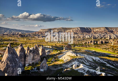 Lo splendido paesaggio di antica formazione geologica denominata Camini di Fata al tramonto in Cappadocia valley, Turchia Foto Stock