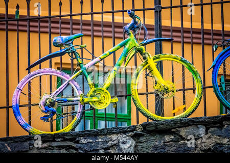 Vecchio arrugginito verniciato colorato bicicletta vintage Foto Stock