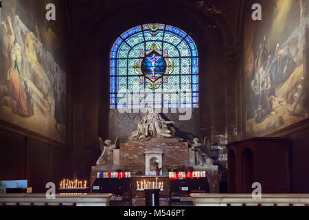 Cappella delle Anime del Purgatorio nella chiesa di Saint Sulpice, Parigi, Francia - La Pièta è da Jean-Baptiste Auguste Clésinger dal 1868, l'affresco Foto Stock