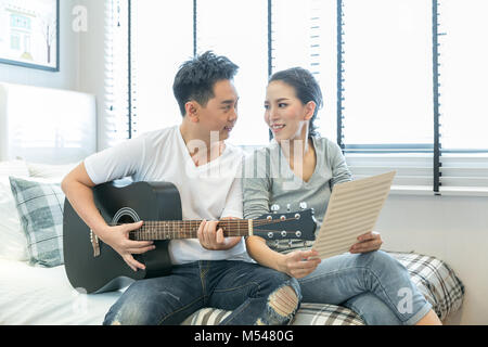 Le coppie a suonare la chitarra Foto Stock