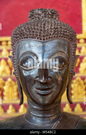 Vientiane Laos Febbraio 16, 2018 antiche statue di Buddha a Wat Ho Phra Keo, originariamente costruito nel 1565 come cappella privata per il Laos famiglia reale Foto Stock