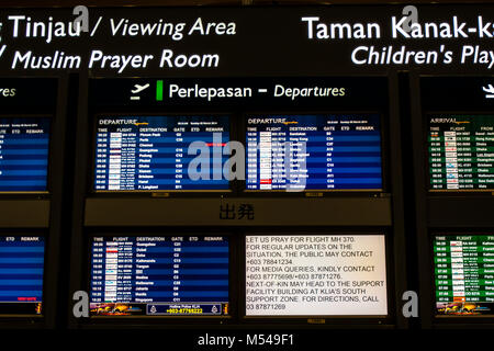 Kuala Lumpur, Malesia. 9 Marzo, 2014. In KLIA, informazioni aeroporto display mostra MH370 Informazioni di contatto. © Danny Chan Foto Stock