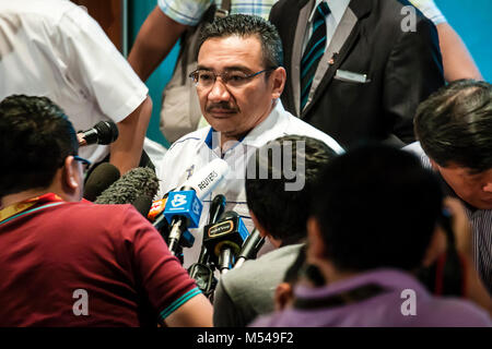 Kuala Lumpur, Malesia. 9 Marzo, 2014. Media giornalisti e troupes televisive rush verso Dato Sri Hishammuddin per MH370 Aggiornamento. © Danny Chan Foto Stock