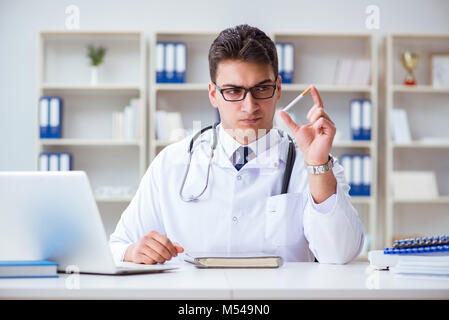 Medico maschio in anti-fumo conceptwithcigarette pack Foto Stock