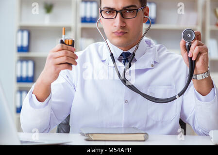 Medico maschio in anti-fumo conceptwithcigarette pack Foto Stock