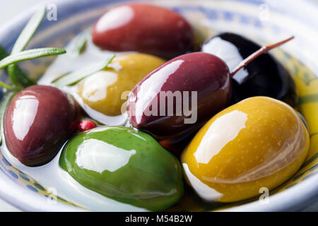 Assortimento di olive nella ciotola con olio. Close up Foto Stock