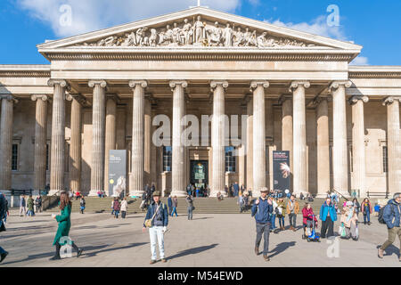 Londra, 17 febbraio 2018:turisti visitano il Museo Britannico. Fondata nel 1753, ampiamente basata sulle collezioni del Medico e scienziato Sir Hans S Foto Stock