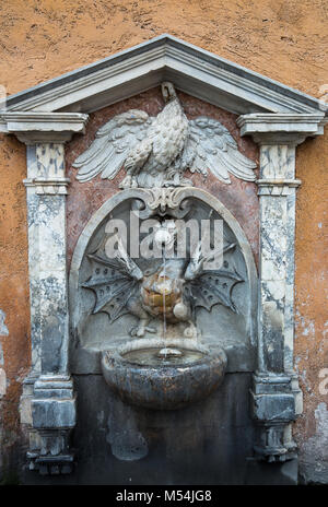 Una fontanella a Roma . Foto Stock