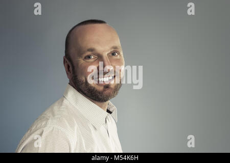 Barbuto uomo sorridente ritratto Foto Stock