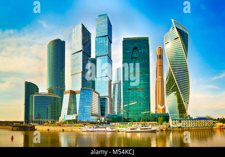 Mosca dello skyline della città . Moscow International Business Center a tempo di giorno con il fiume Moskva in primo piano Foto Stock