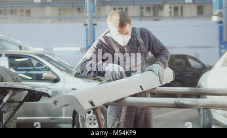 L'uomo lavoratore in automobile service - il lavoro manuale - auto lucidanti Foto Stock