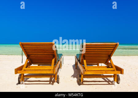 Sdraio sulla spiaggia delle Maldive Foto Stock