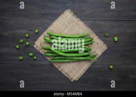 Fagioli verdi sul backgroun in legno Foto Stock