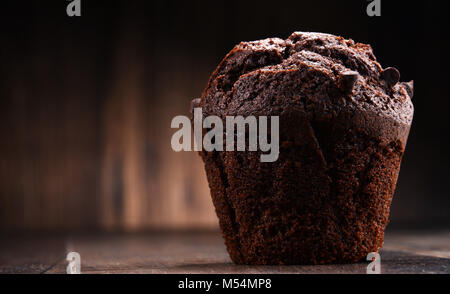 Muffin al cioccolato su un tavolo di legno. Foto Stock