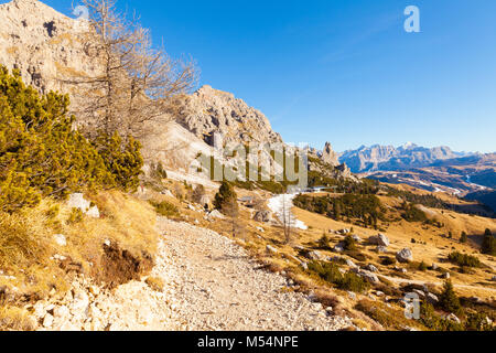 Alpe di Siusi percorso vista panoramica con Sun Foto Stock