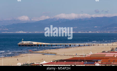 Dal molo di Lido di Camaiore, Lucca, Toscana, Italia Foto Stock