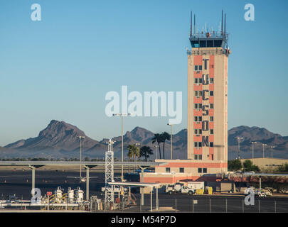 Il controllo del traffico aereo torre presso l'Aeroporto Internazionale di Tucson Foto Stock