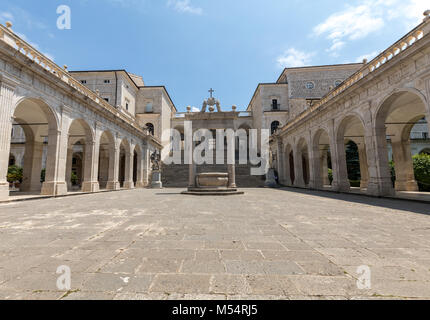 Monte Cassino, Italia - 17 Giugno 2017: cisterna e le statue di San Benedetto e di santa Scolastica nel chiostro del Bramante, abbazia benedettina di Monte Foto Stock