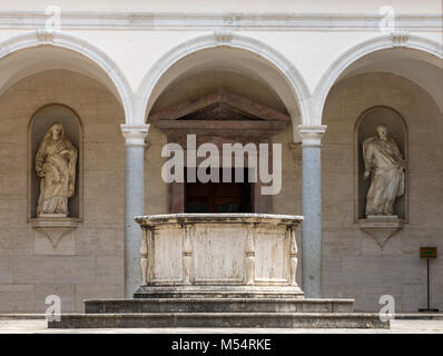 Monte Cassino, Italia - 17 Giugno 2017: Chiostro dell abbazia benedettina di Monte Cassino. Italia Foto Stock