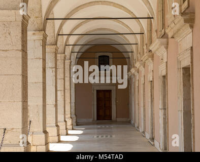 Monte Cassino, Italia - 17 Giugno 2017: Chiostro dell abbazia benedettina di Monte Cassino. Italia Foto Stock