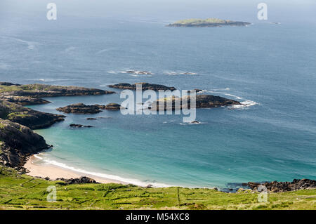 Una baia remota lungo la costa occidentale del Ring of Kerry a Beenarourke, nell'Irlanda del Sud. Foto Stock