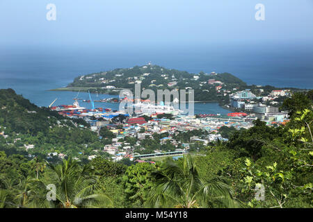 Guardando giù per la valle verso la città di Castries, St Lucia. Mostra la città e il porto con una nave da crociera ancorata. Foto Stock