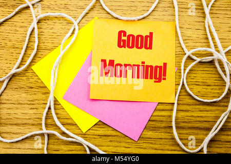 Buona mattina. parola sul bigliettino giallo in background in legno. Bussines concetto. Motivazionale. Foto Stock