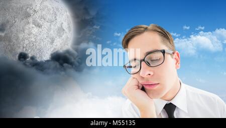 Uomo stanco e giorno e notte luna cielo nuvoloso di transizione di contrasto Foto Stock