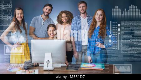 La gente di affari lavorando sul computer portatile con schermo di interfaccia di testo Foto Stock