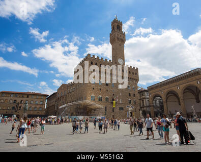 Firenze (Firenze), 28 luglio 2017 - vista panoramica di Piazza della Signoria con Palazzo Vecchio a Firenze, Toscana, Italia Foto Stock