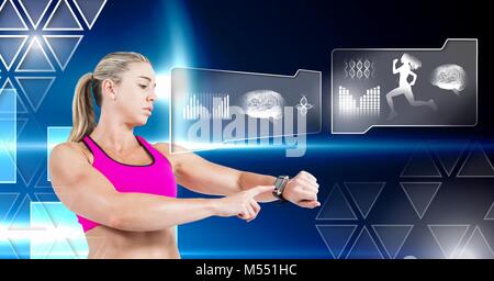 La salute umana e l'interfaccia per il fitness e la donna con smart watch tracking Foto Stock