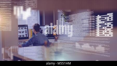 Uomo al lavoro e lo schermo di interfaccia di testo Foto Stock