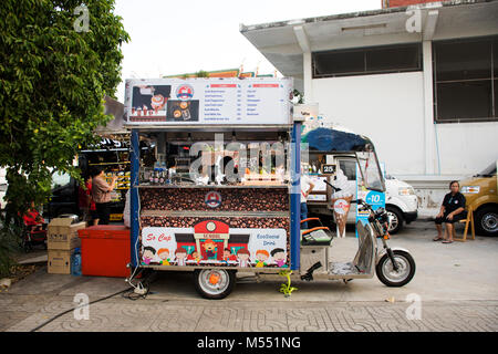 I thailandesi e stranieri a piedi viaggiatori viaggi e shopping a Bang Mod festival presso Thung Khru District il 9 dicembre 2017 a Bangkok, in Thailandia Foto Stock