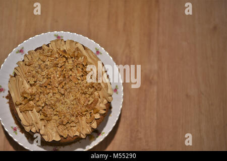 Prodotti alimentari di tutta una torta con crema di burro e dado alle noci pecan topping Foto Stock