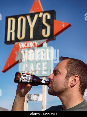 l'uomo beve birra Foto Stock
