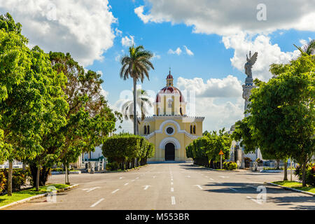 Cristobal Colon cimitero cattolico cappella, con il trasporto su strada e vicolo in primo piano, Vedado, Havana, Cuba Foto Stock