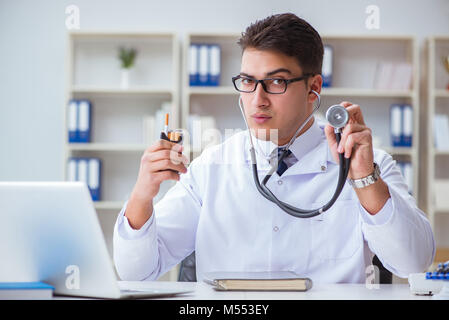 Medico maschio in anti-fumo conceptwithcigarette pack Foto Stock