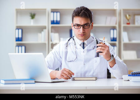 Medico maschio in anti-fumo conceptwithcigarette pack Foto Stock