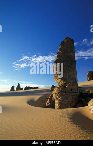 In Algeria. Vicino a Tamanrasset. Tassili du Hoggar. Deserto del Sahara. Le dune di sabbia e rocce. Foto Stock