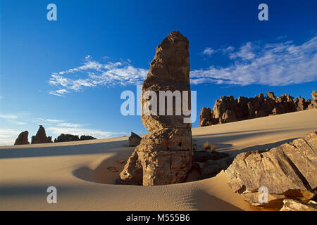 In Algeria. Vicino a Tamanrasset. Tassili du Hoggar. Deserto del Sahara. Le dune di sabbia e rocce. Foto Stock