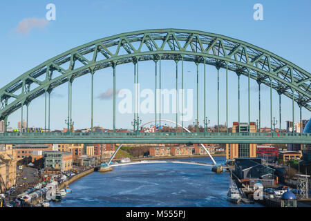 Newcastle upon Tyne, la vista della sezione centrale del landmark Tyne ponte che attraversa il fiume Tyne in Newcastle, Tyne and Wear, Regno Unito Foto Stock