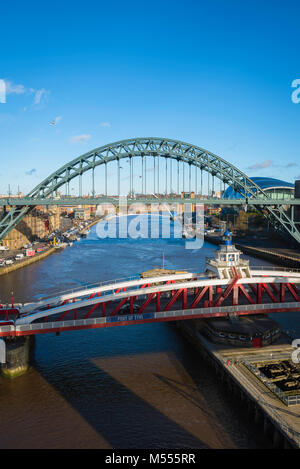 Newcastle upon Tyne, vista del landmark Tyne Bridge e (in primo piano) Bridge Street swing ponte che attraversa il fiume Tyne in Newcastle, Regno Unito Foto Stock