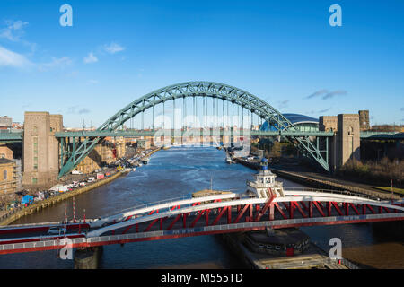 Newcastle upon Tyne, vista del landmark Tyne Bridge e (in primo piano) Bridge Street swing ponte che attraversa il fiume Tyne in Newcastle, Regno Unito Foto Stock