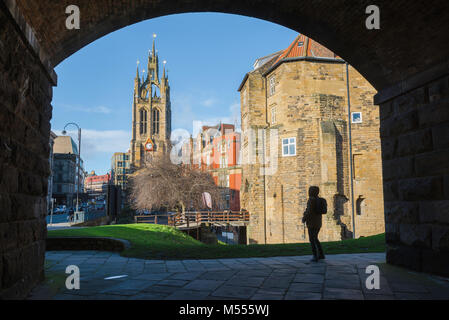 Newcastle upon Tyne Regno Unito, vista verso nord lungo St Nicholas Street verso la torre della cattedrale con il cancello nero museo ubicato sulla destra. Foto Stock