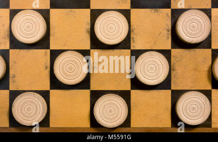 Un paio di bianco in legno pezzi su una scacchiera Foto Stock