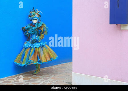 Una donna in costume durante il Carnevale di Venezia (Carnevale di Venezia) a Burano (Venezia), Italia Foto Stock