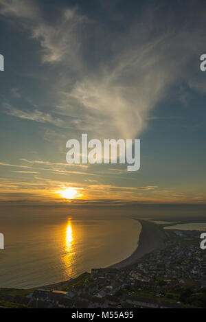 Sunset over Chesil Beach e Portland nel Dorset, Regno Unito. Foto Stock