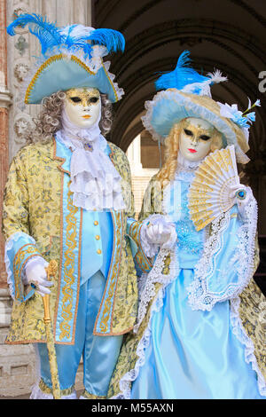 Una coppia in del xvii secolo costumi presso l'entrata del Palazzo del Doge durante il Carnevale di Venezia (Carnevale di Venezia) a Venezia, Italia Foto Stock